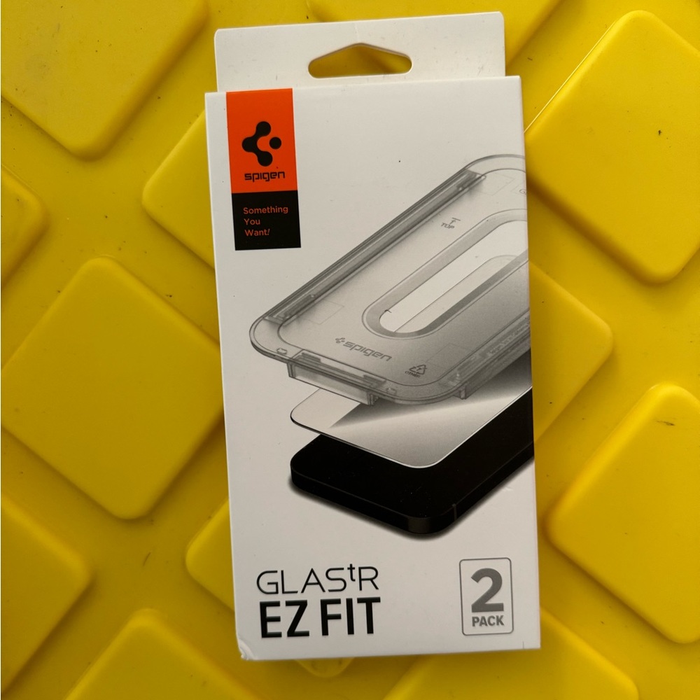 Spigen Glastr EZ Fit Screen Protector Apple 2021 6’1 inch